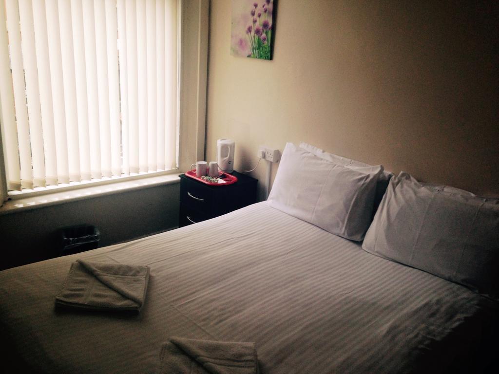 Peek-A-Booze - Budget Hotel - Adults Only Blackpool Oda fotoğraf